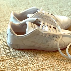 Nike tennis shoes!! In great condition!